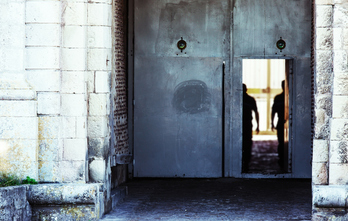 Frantziako espetxe bateko atea