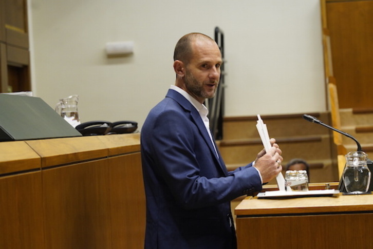 El parlamentario de EH Bildu Gari Mujika ha llevado la iniciativa al Parlamento.