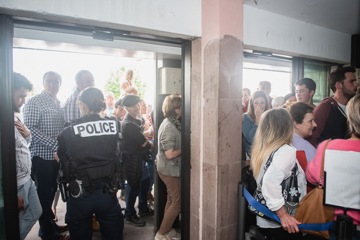 Herritarrak trumilka heldu dira Baionako auzitegira espekulazioa salatzeko.