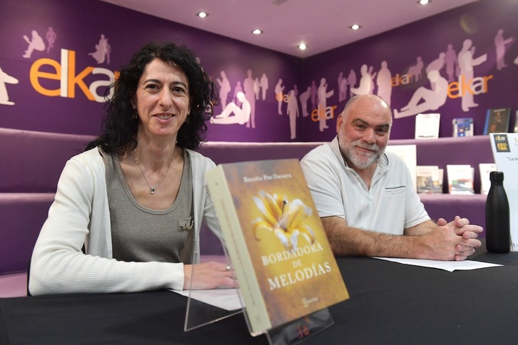 Begoña Pro Uriarte y Martín Anso, editor de Txertoa, en la presentación de ‘La bordadora de melodías’.