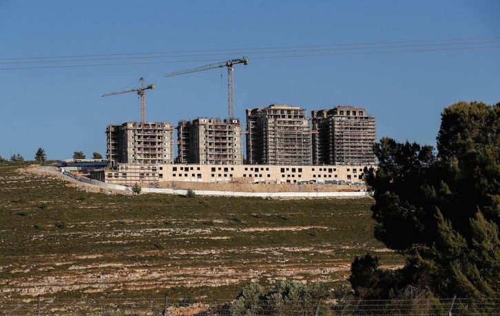Grúas en una colonia israelí en construcción.