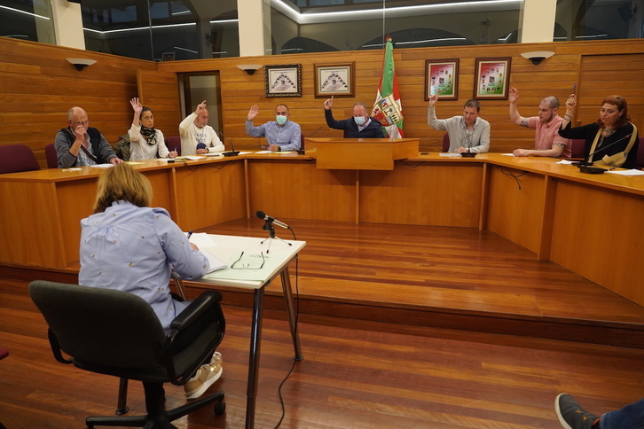 El Pleno del Ayuntamiento de Alonsotegi decide reactivar la vía judicial contra la corrupción.