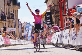 Demi Vollering celebra la victoria por delante de Pauliena Rooijakkers.