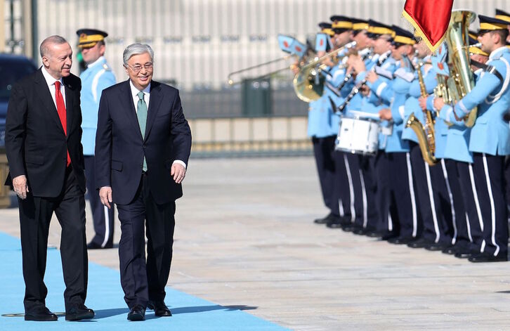 Erdogan recibe en Ankara al presidente kazajo Kassym-Jomart Tokayev.
