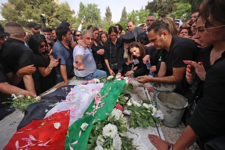 La Policía militar israelí no investigará la muerte de la periodista Shireen Abu Akleh | Mundua | Naiz