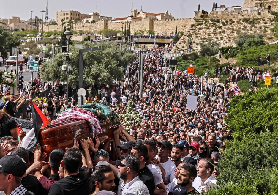 Miles de personas se han reunido para portar el féretro de Shireen Abu Akleh.