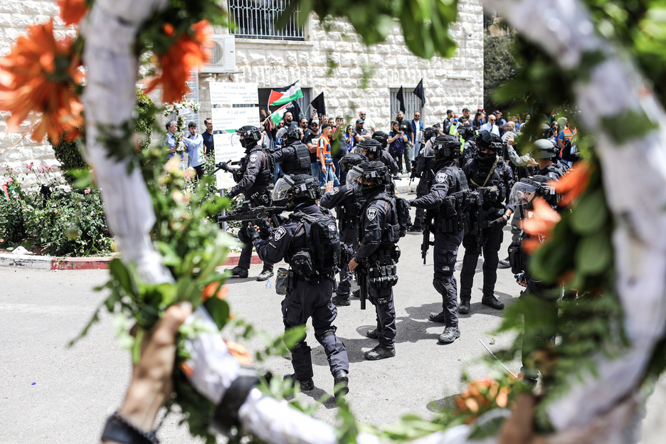 Policiía israelí, frente al hospital.