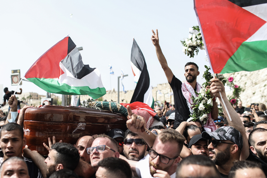 Banderas palestinas en el funeral.