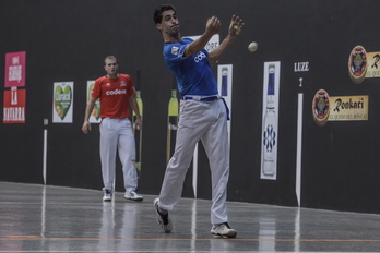 Mikel Larunbe, eskuinaz Lekeition pilota bat astintzen.