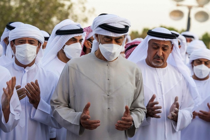 Mohamed bin Zayed al-Nahyan reza en el funeral de su hermanastro, al que sustituye como emir y presidente de Emiratos.
