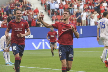 Oier se agarra el escudo tras marcar un gol en El Sadar