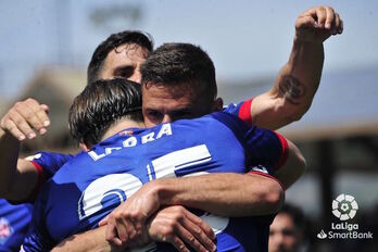Larra y Guruzeta, asistente y goleador, se abrazan para celebrar el tanto de la victoria.