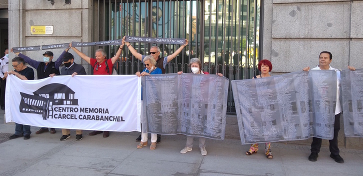 Militantes de la memoria histórica, esta semana ante el MInisterio del Interior en Madrid.