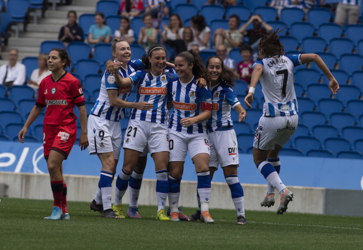 Las donostiarras celebran el gol de Gemma, que ampliaba su ventaja en el marcador.