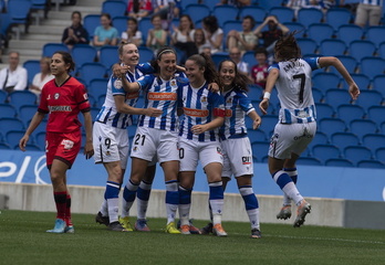 Las donostiarras celebran el gol de Gemma, que ampliaba su ventaja en el marcador.