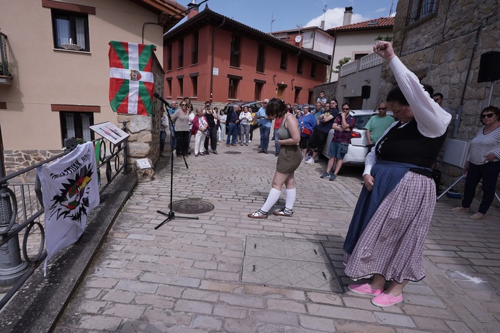 Aurresku ante la placa que recuerda a los dos vecinos de Gesaltza, durante el homenaje celebrado este domingo.