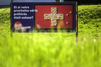 Pancarta electoral por el sí a la «tasa Netflix», aprobada hoy en referéndum en Suiza.