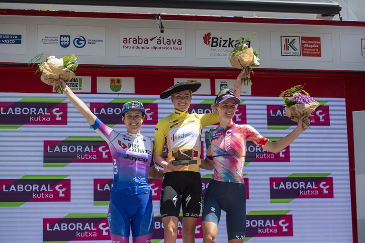 Kristen Faulkner, Demi Vollering y Pauliena Rooijakkers, en el podio final.