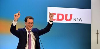 Hendrik Wuest, líder del CDU en Renania del Norte, se dirige triunfal a sus seguidores.-Westfalia