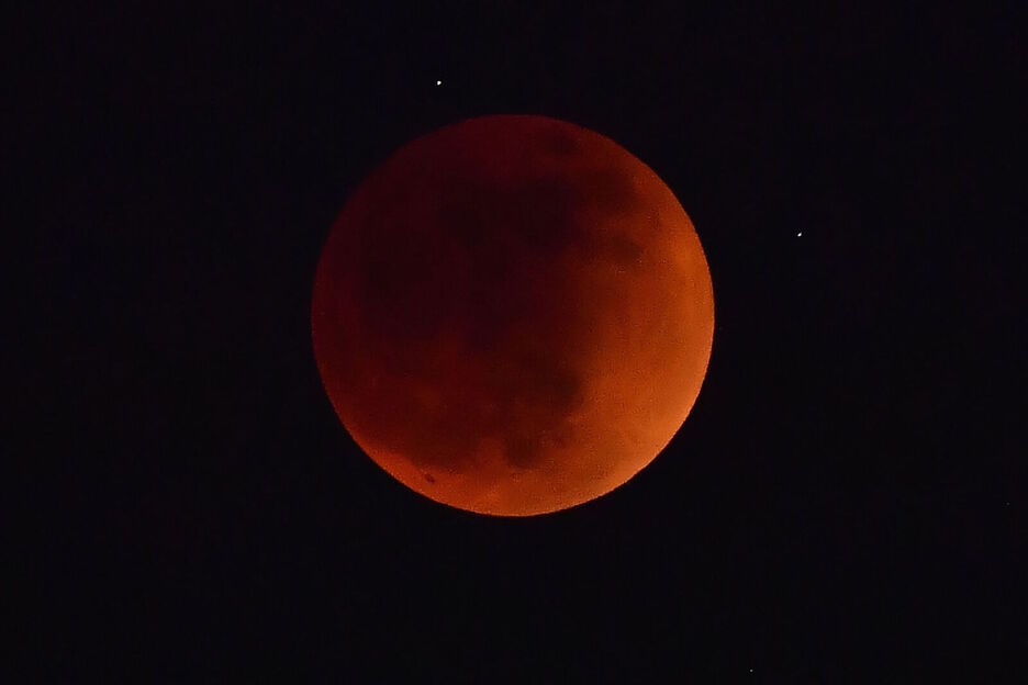 El peculiar color de la luna en el inicio del eclipse, en California.