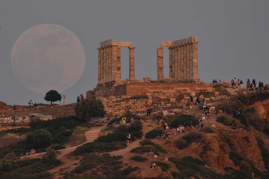 La Luna se alza sobre el Templo de Poseidón, en el cabo de Sunio, en Grecia. 