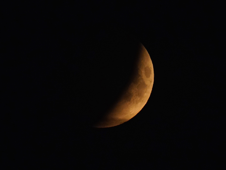 La Luna, teñida de tonos rojizos, vista desde Londres. 