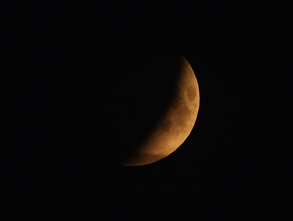 Un nuevo eclipse tiñe a la Luna de rojo para deleite de los aficionados