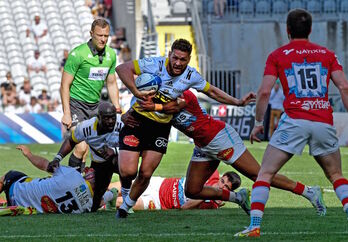 Tawera Kerr-Barlow, medio melé de La Rochelle, trata de escapar de la defensa de Racing.