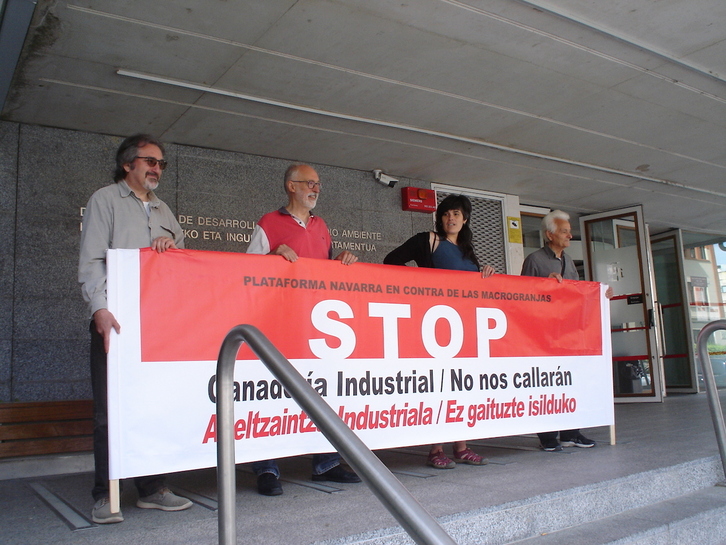 Integrantes de la Plataforma Navarra contra las Macrogranjas, hoy ante la sede del Departamento de Desarrollo Rural y Medio Ambiente del Gobierno navarro.