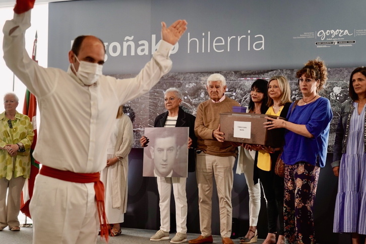 Entrega de los restos de Tomás Rubín a sus familiares.