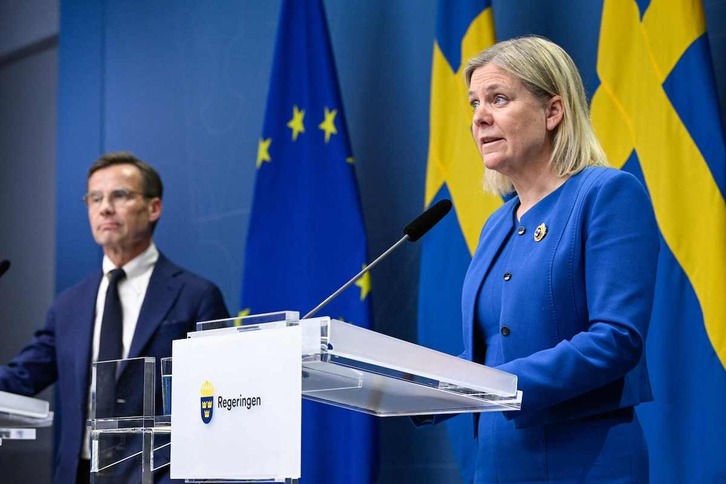 La primera ministra sueca, Magdalena Andersson, en una comparecencia junto al líder de la oposición, Ulf Kristersson, este lunes.