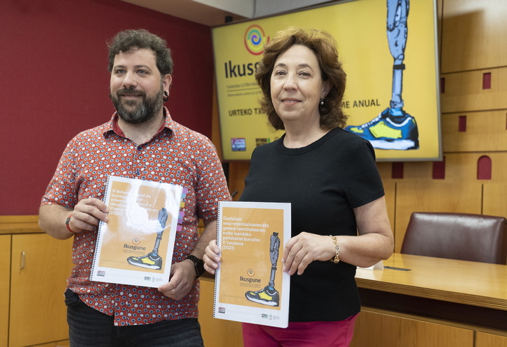 Amets Martínez de Heredita y Miren Fernández de Landa, en la presentación del informe. 