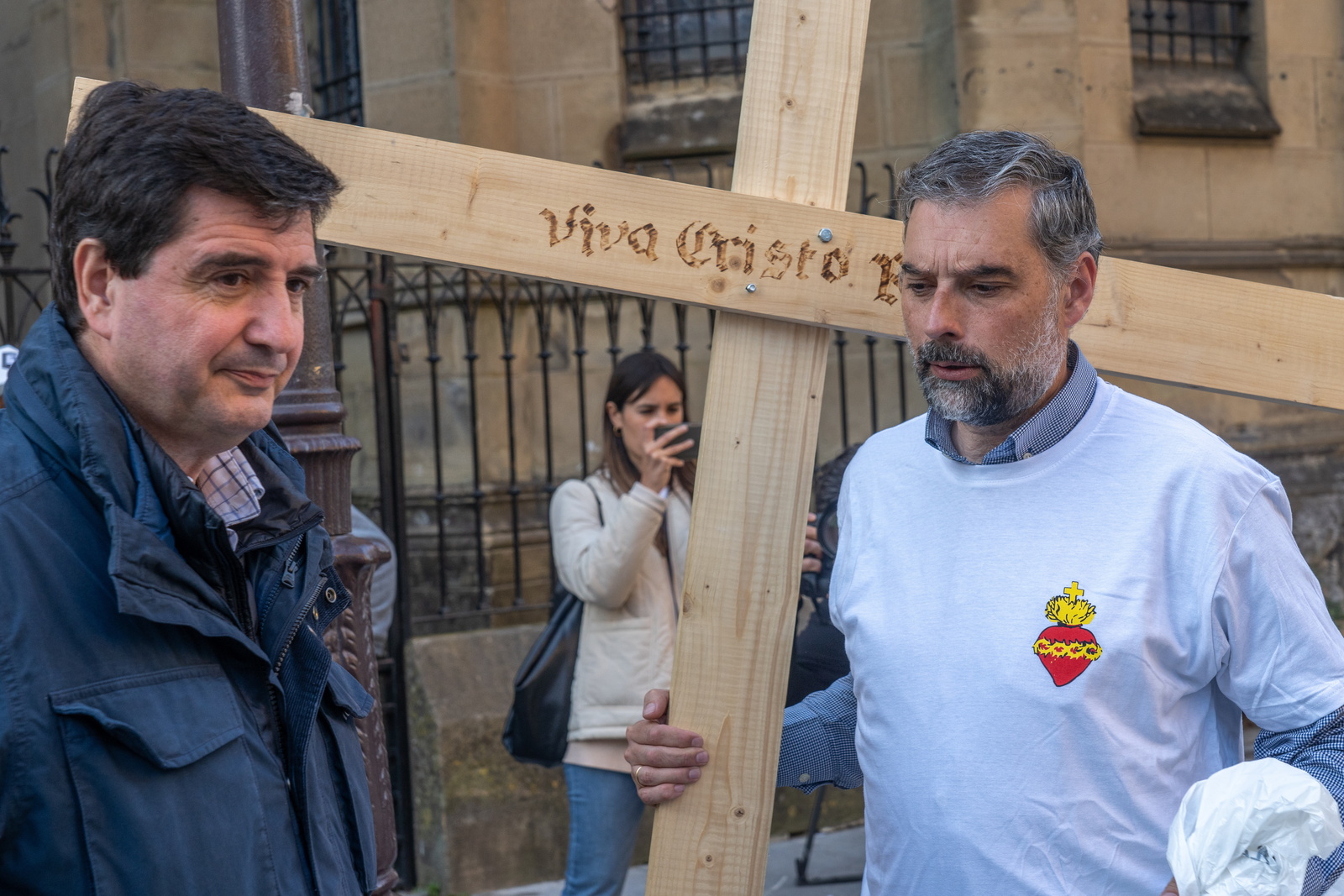 Integrantes de la plataforma &lsquo;Rezar no es delito&rsquo; que vieron frustrada su protesta contra el aborto en Donostia. (Andoni CANELLADA/FOKU)
