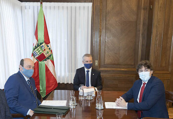 Andoni Ortuzar,  Iñigo Urkullu y Eneko Andueza, reunidos en Ajuria Enea el pasado 6 de abril.