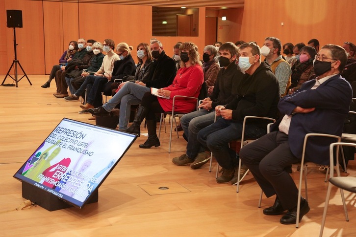 Ana Ollo, Herritarrekiko Harremanetarako kontseilaria, eta Martin Zabalza, Bakearen, Bizikidetzaren eta Giza Eskubideen zuzendari nagusia, aurkezpen eguneko ekitaldian. 