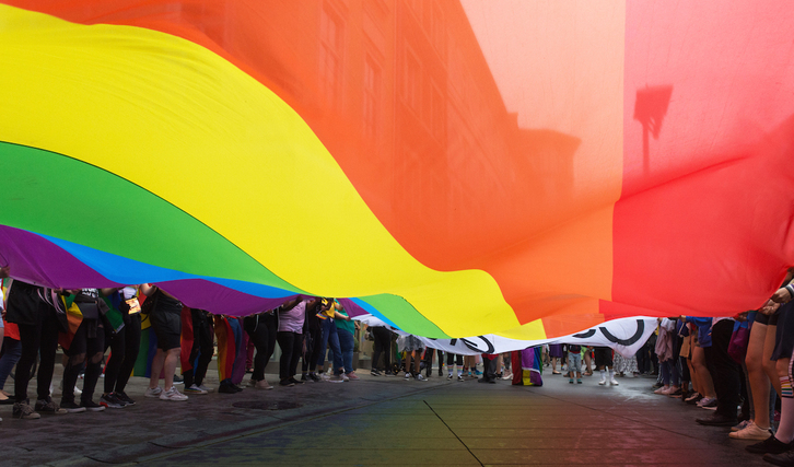 Bandera arcoiris en una movilización por los derechos de las personas LGTBIQ+. 