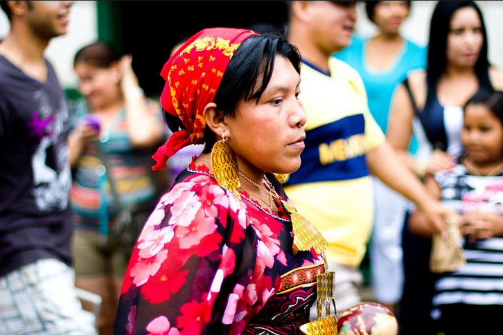Mujer de la etnia cuna en un desfile folclórico den Chitré.