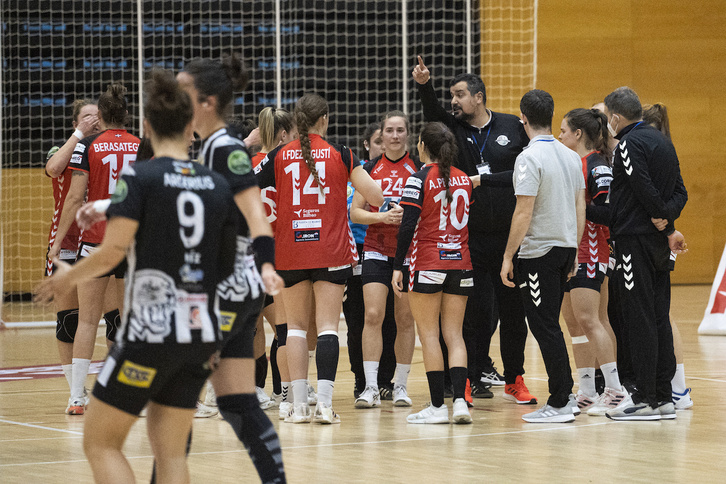 El técnico del Zuazo, Joseba Rodríguez, da órdenes a sus jugadoras durante un partido de esta temporada.