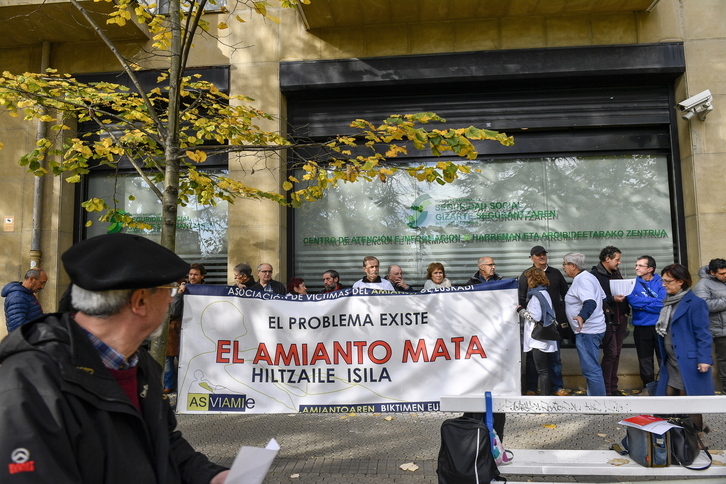 Asviamie elkartearen protesta, Donostiako Gizarte Segurantzaren egoitzaren aurrean.