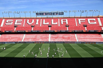 Los jugadores del Rangers prueban el césped del Ramón Sánchez Pizjuán donde este miércoles jugarán la final de la Europa League.