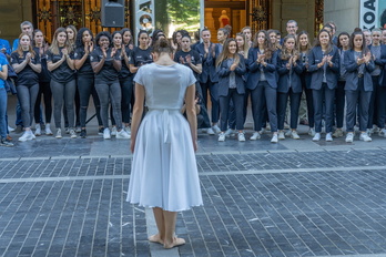 Bera Berako eta Realeko jokalariak, Gipuzkoako Aldundiaren aurrean jaso duten agurrari adi.