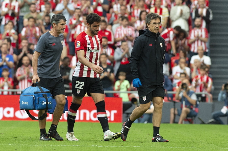 Raúl García tuvo que ser sustituido ante Osasuna por lesión.