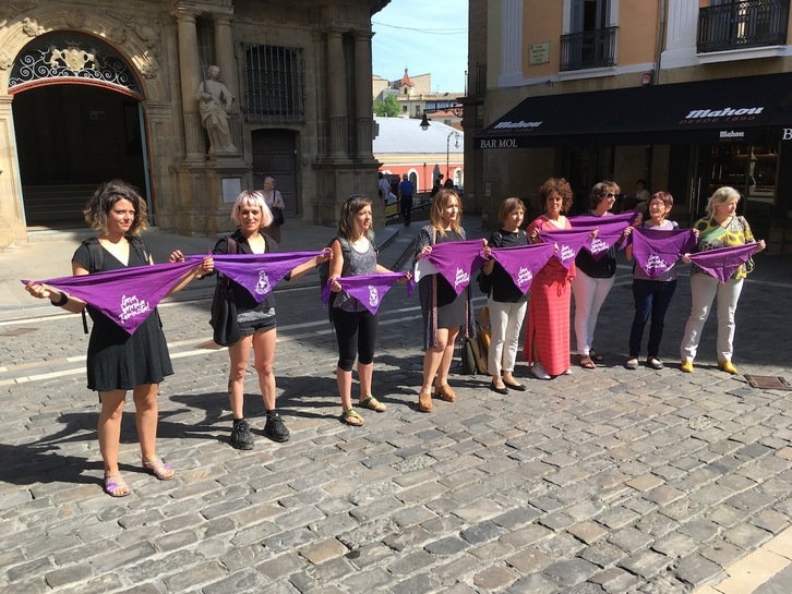 Imagen de la comparecencia de la Plataforma de Mujeres contra la violencia para denunciar el cambio del protocolo contra las agresiones sexistas en sanfermines.
