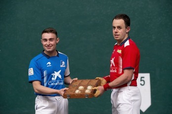 Salaberria eta Alberdi, gustora materiala hautatu ostean.