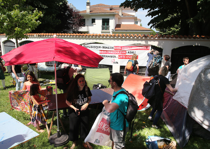 Los campistas han disfrutado de un pique-nique antes de plegar sus tiendas, no sin antes advertir de que seguirán con sus acciones.