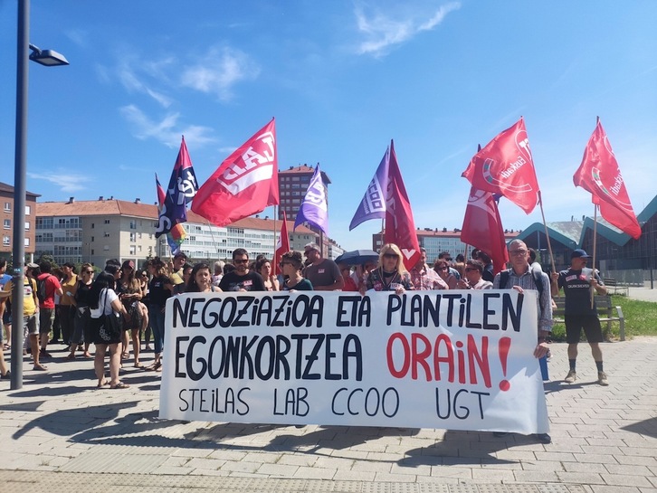 Hezkuntzako sindikatuen mobilizazioa Lakuan.
