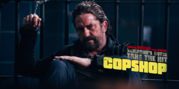 Gerard Butler esposado a las rejas de la celda en comisaría.