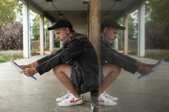 El director y guionista Marc Crehuet reflejado en el espejo.