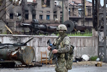 Un soldado ruso en la planta metalúrgica Ilych, en Mariupol.