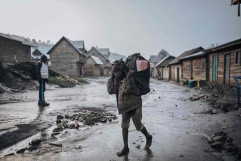 Un niño transporta sus escasos bienes en la República Democrática del Congo, uno de los países con mayor número de desplazados internos, más de 5 millones. 